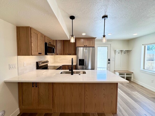 Building Photo - 698 S Lake View Dr