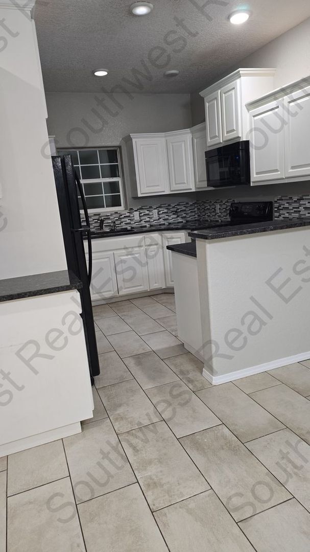 Building Photo - Beautiful 3 bedroom 2 bath home