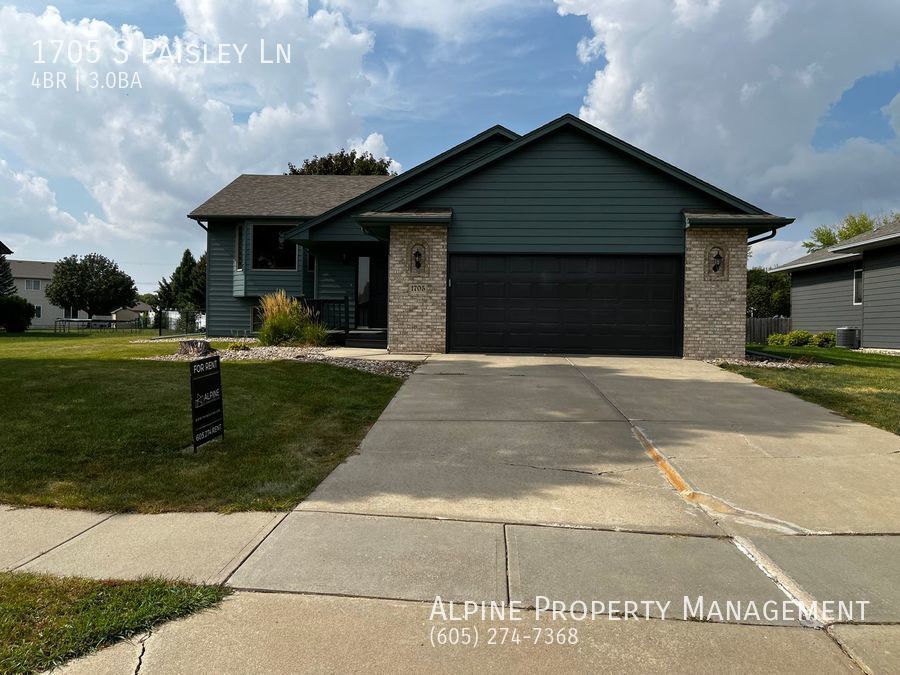 Foto principal - Beautiful 4 Bed/3 Bath West Side Home with...