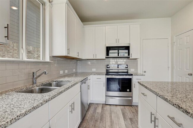 Foto del edificio - 449 Stone Water Ln