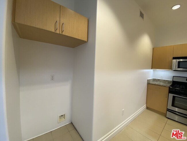 Building Photo - 917 S New Hampshire Ave