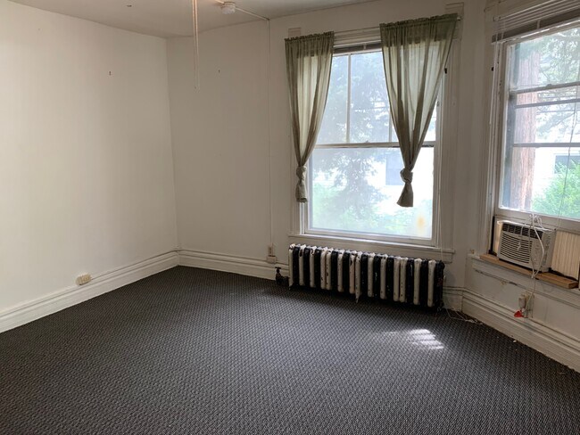 Building Photo - 518 N Van Buren St