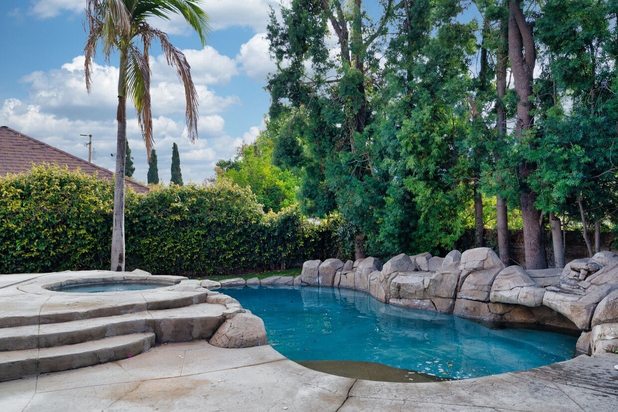 Foto principal - 8240 Sheffield Rd