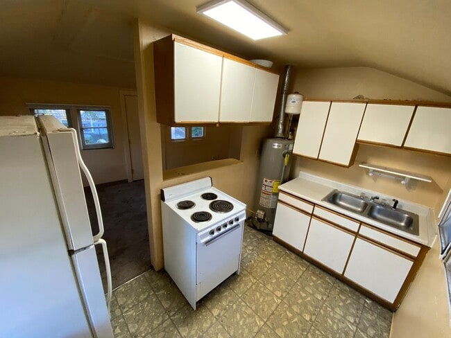 Building Photo - Three Bedroom, One Bathroom House with Fen...