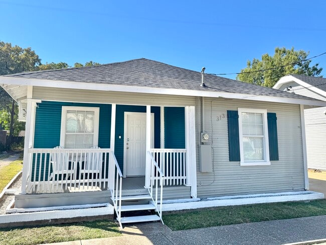 Building Photo - 313 N Llewellyn Ave