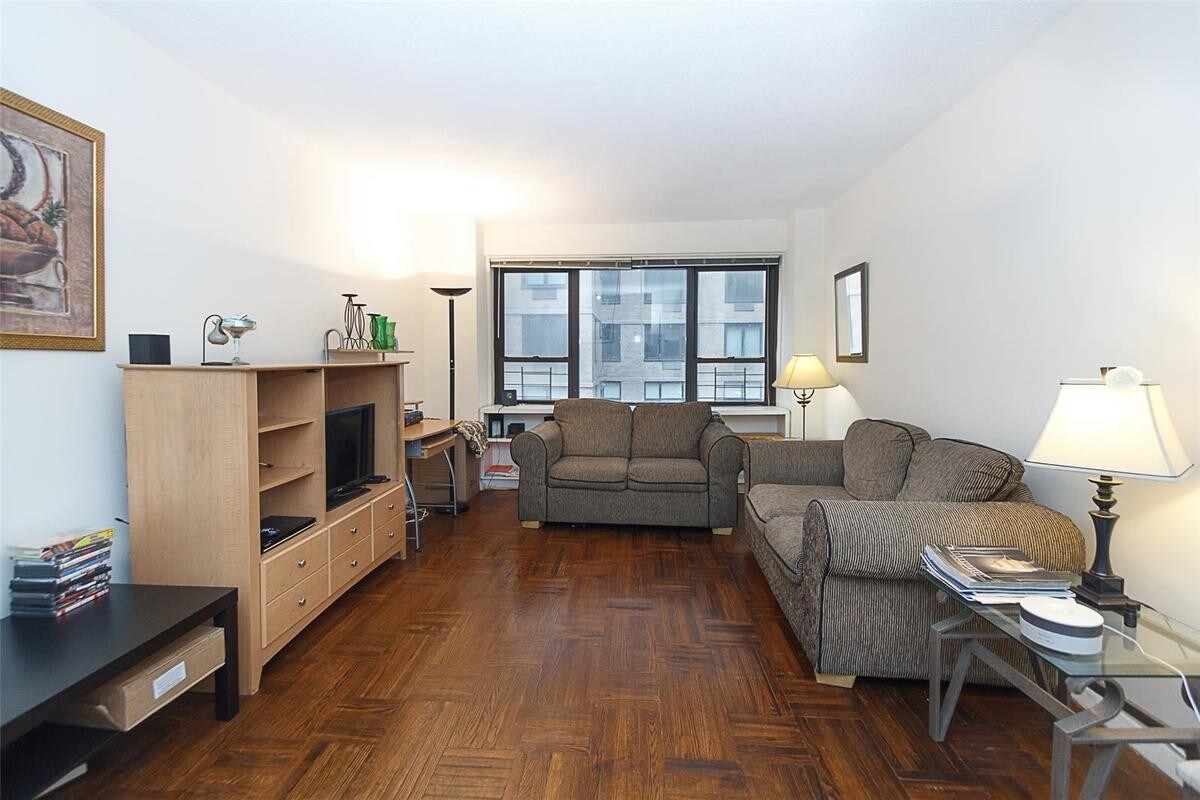 Primary Photo - 210 E 47th St