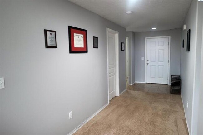 Building Photo - Short Term Lease Available!