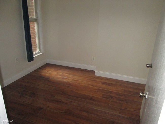 Building Photo - 402 W Walnut Ln