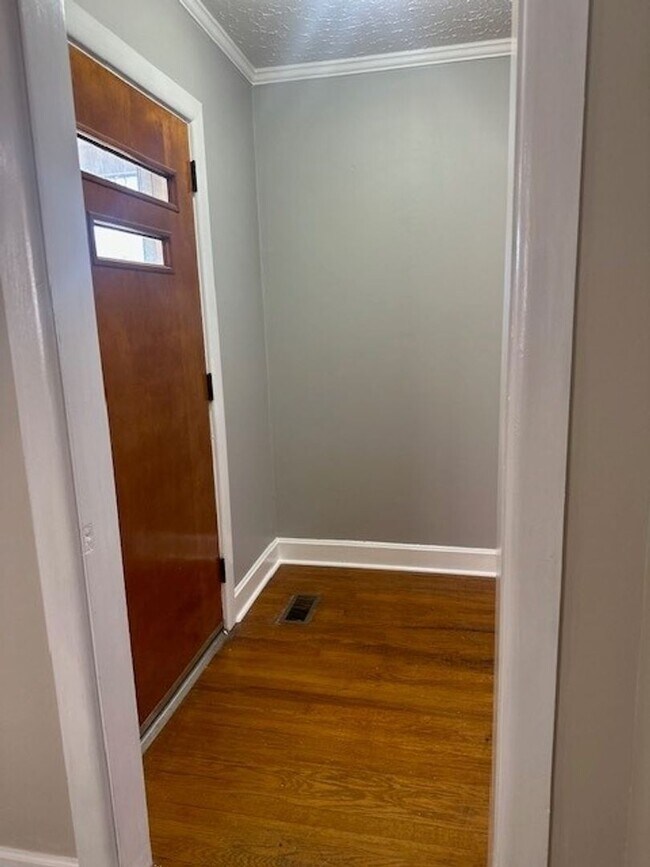 Building Photo - 3 Bed/1 Bath Home - Convenient Location