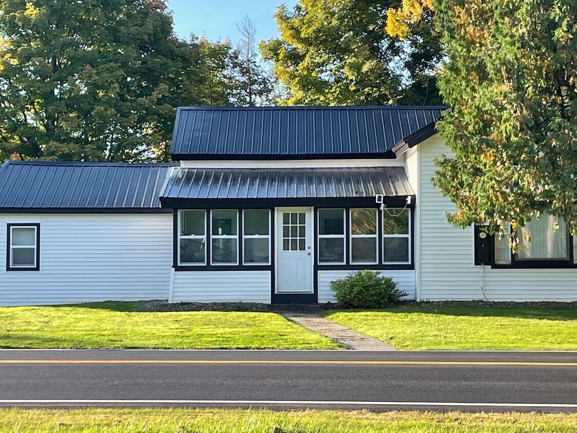 Primary Photo - 3 Bedroom, 1 Bath Farmhouse Jamesville-DeW...