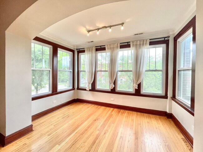 Foto del edificio - 2652 N Harding Ave