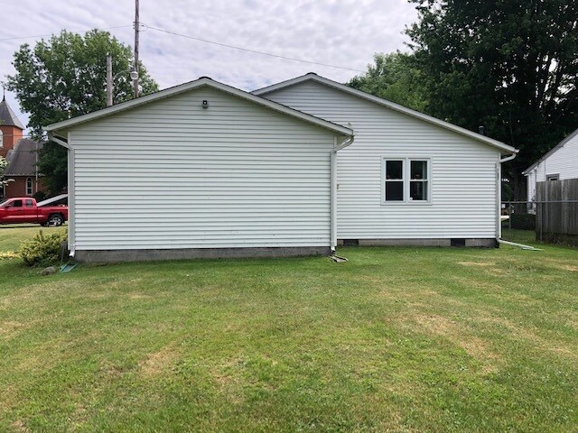 Building Photo - 3887 Middle Ridge Rd