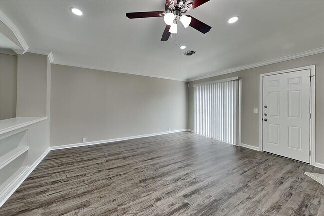 Foto del edificio - 4730 Woodsend Ln