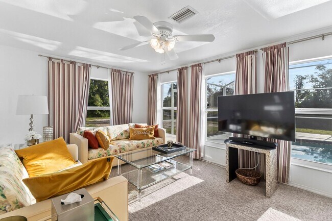 Foto del edificio - FURNISHED SHORT TERM RENTAL - 3 Bed / 2 Bath - Single Family Pool Home - $3,250/month