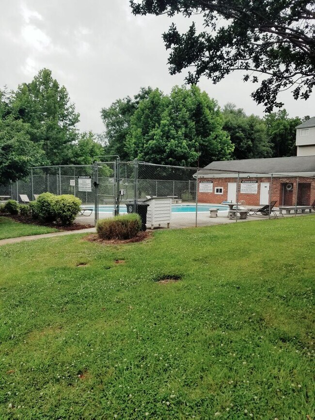 Foto del edificio - A spacious 3-Bedroom 1.5-Bathroom 3 Story Townhouse off of Old Forest Road With a Pool