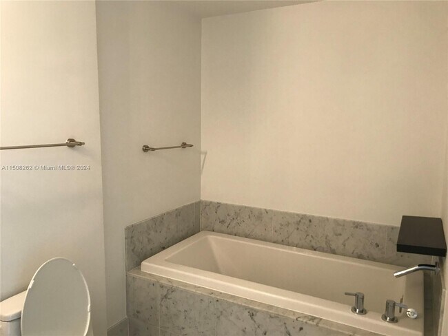 Foto del edificio - 244 Biscayne Blvd