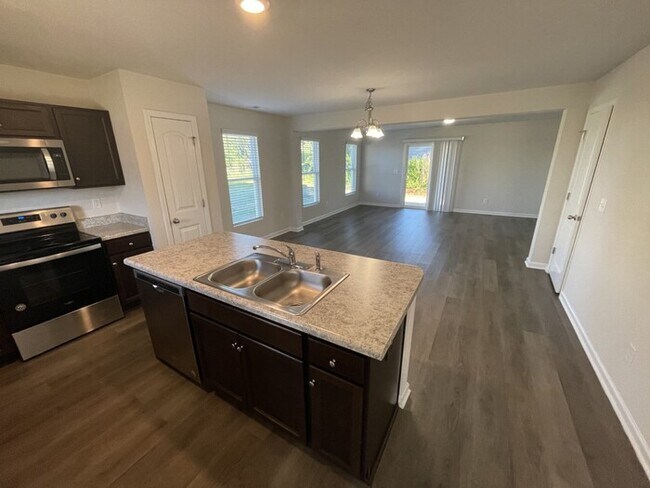 Building Photo - 3 Bedroom 2.5 Bath Townhouse