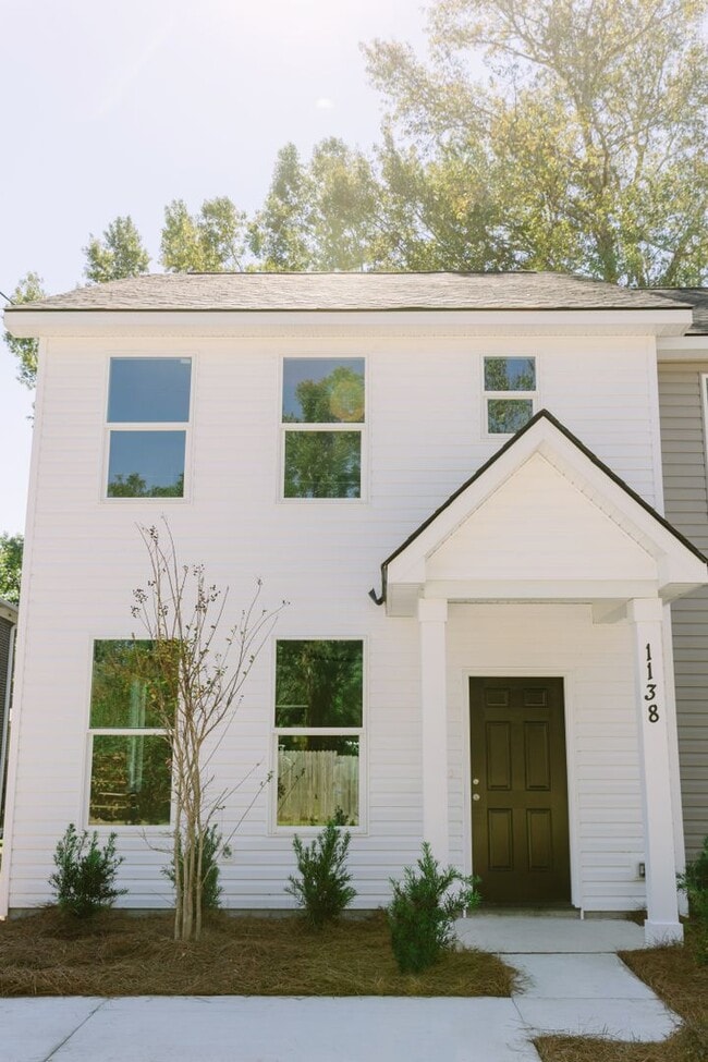 Building Photo - 1136 Armstrong Ave