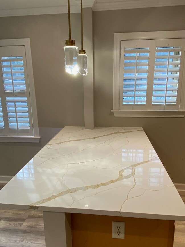 Breakfast bar with LED above and below - 430 Lindbergh Dr NE