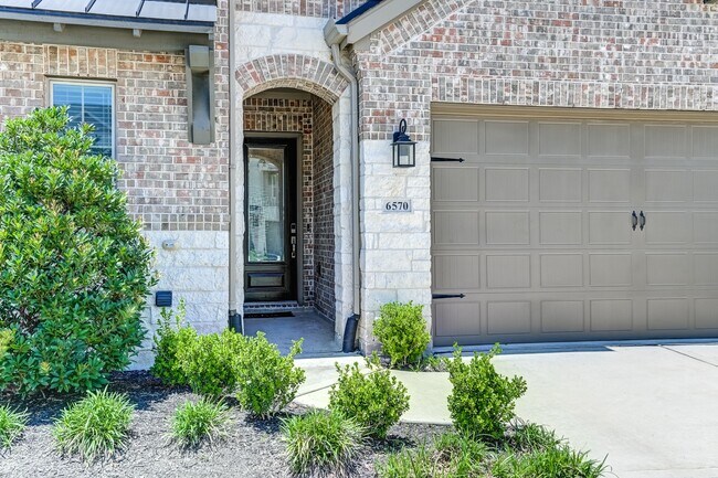 Foto del edificio - 6570 Scarlet Pond Ln