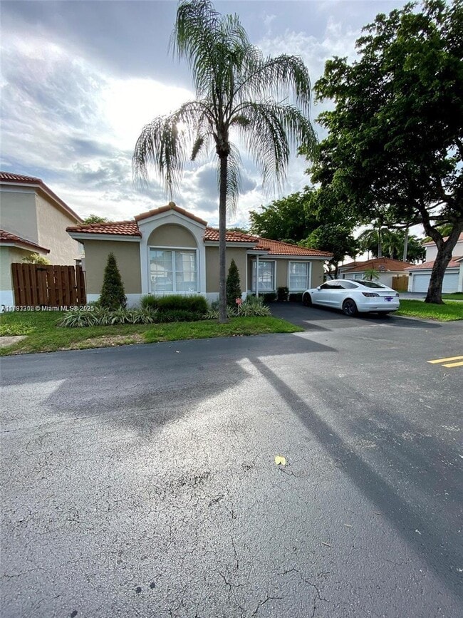 Foto del edificio - 5596 NW 102nd Ct