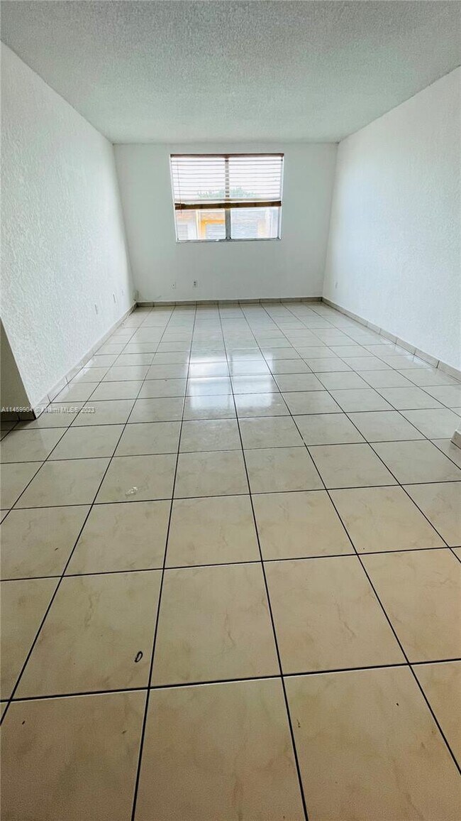 Building Photo - 606 W 81st St