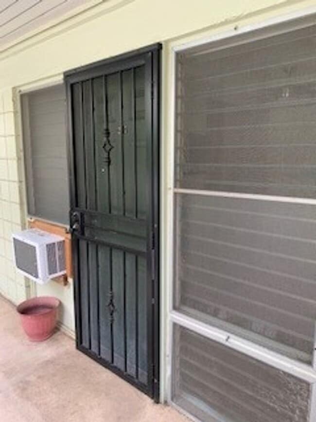 Photo - Kon Tiki - Studio Unit - Electric, Water & Sewer included - Avail now! Apartment