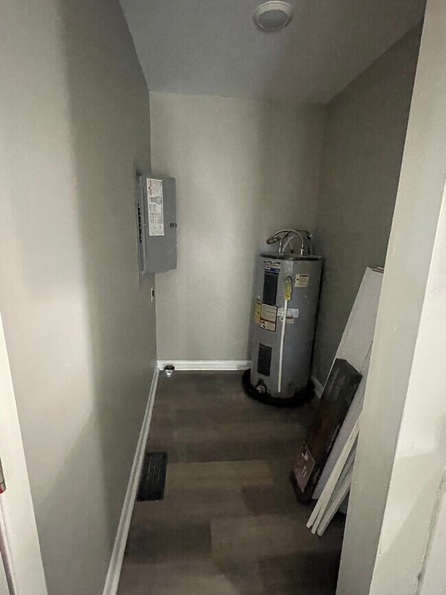 Laundry room - 1636 Rockford St