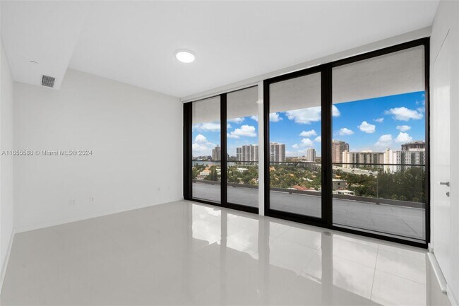 Foto del edificio - 18975 Collins Ave