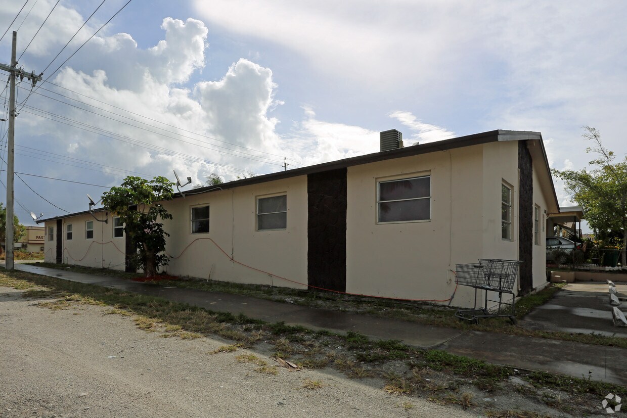 Building Photo - 1130 N F St