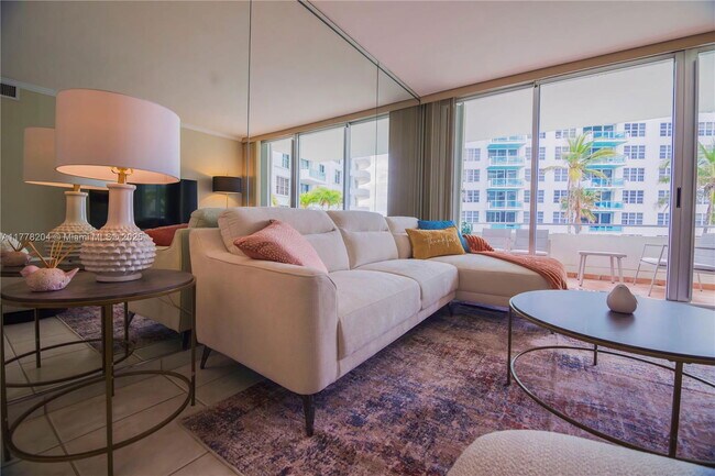 Foto del edificio - 5151 Collins Ave