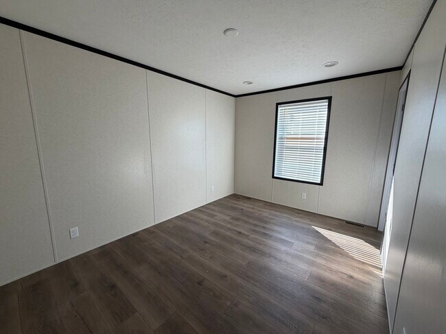 Foto del edificio - 25794 Nuway Ave