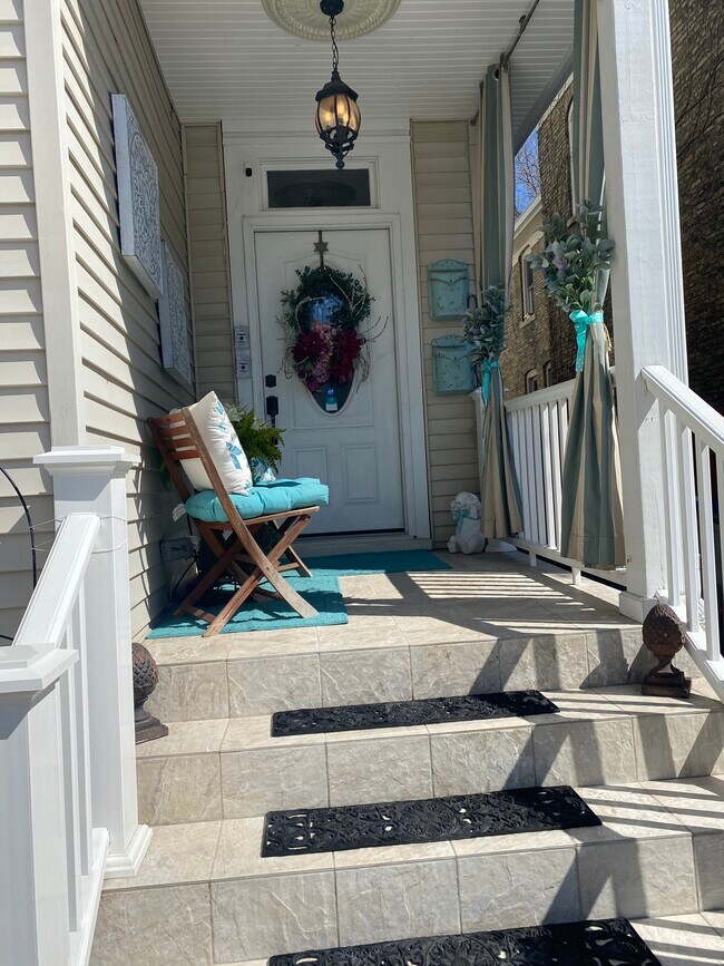 Entrance - 1312 N Astor St