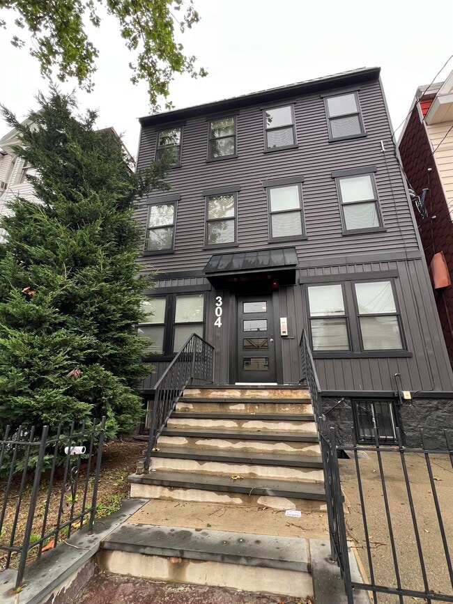 Building Photo - 304 Ege Ave