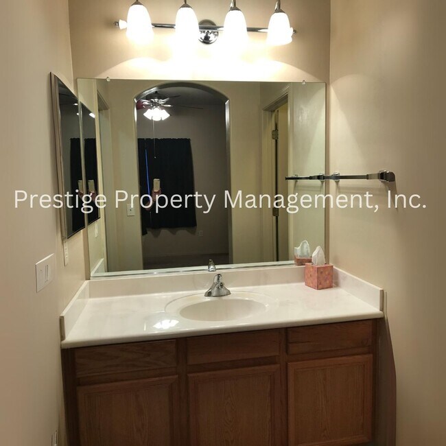 Building Photo - Super Cute 2Bd/2Ba Green Valley Home!!