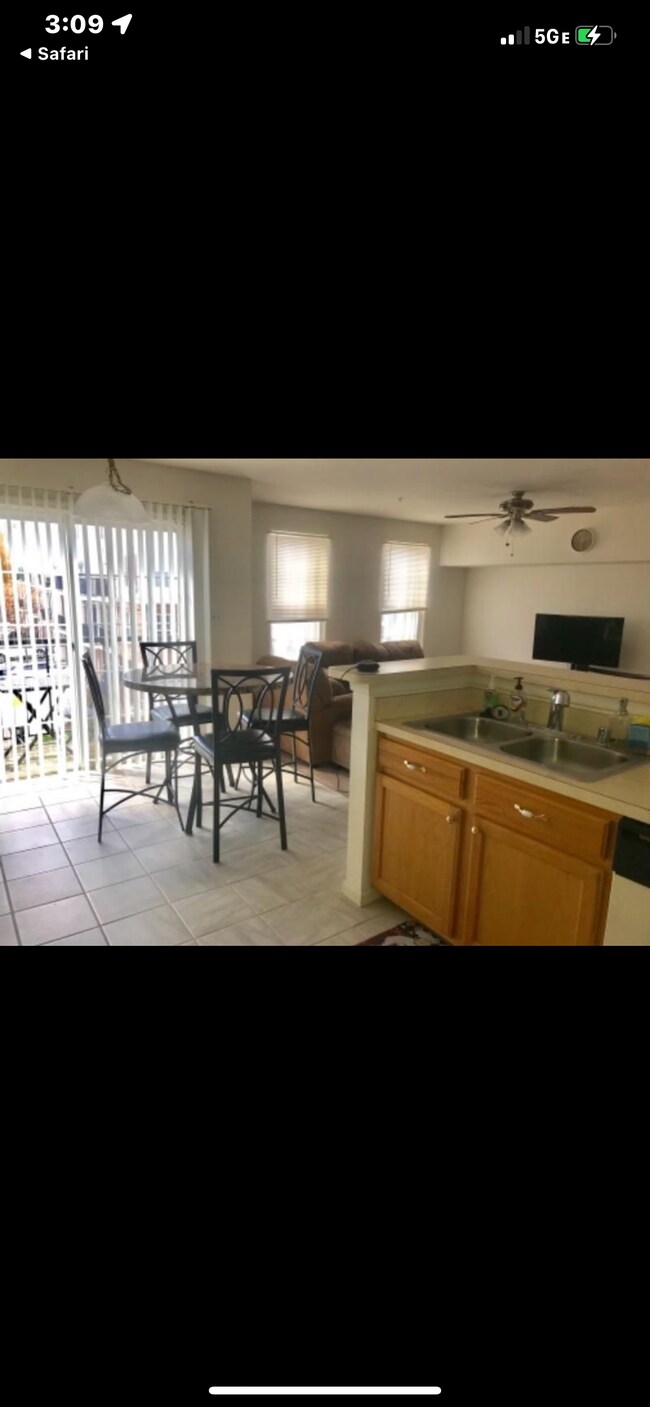 Building Photo - 1713 Silver Bell Cir