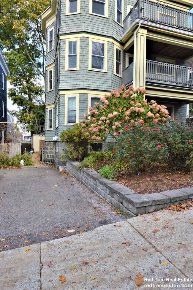 Foto del edificio - 82 Montebello Rd