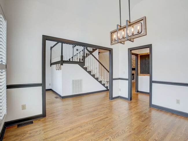 Building Photo - Cozy & Convenient Home w/ Fenced in Backyard