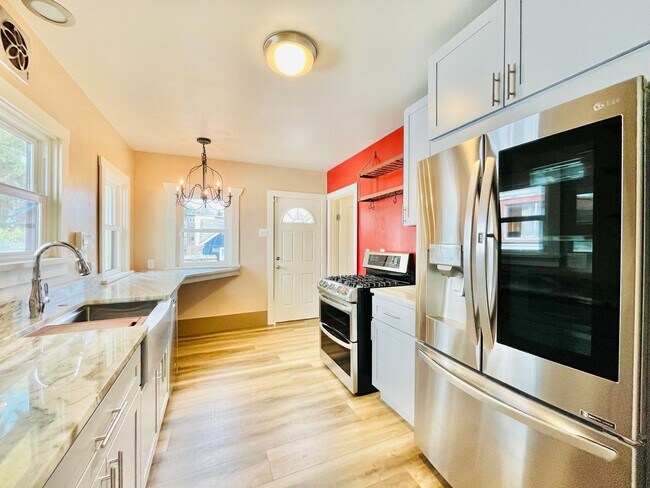Foto del edificio - Renovated Craftsman Bungalow in Quiet Beac...