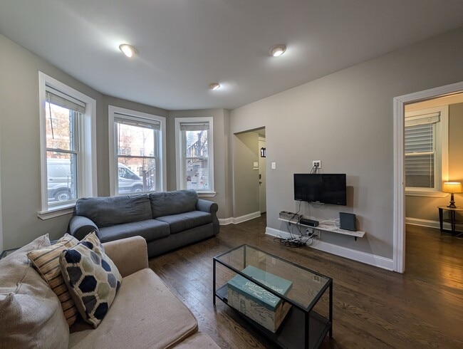 Foto del edificio - 1911 W Addison St