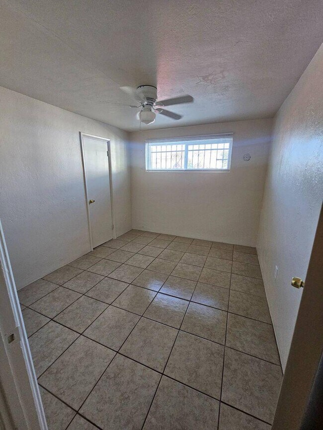 Building Photo - 327 E President St