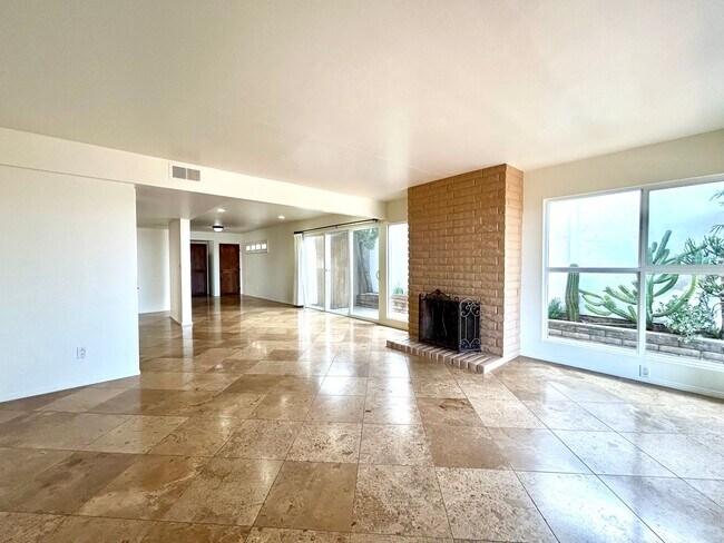 Building Photo - Stunning 3 Bed/3.5 Bath with Panoramic Views!