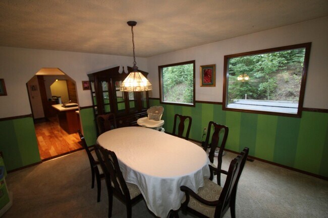 Building Photo - Spacious 3 Bedroom Eagle River Home!
