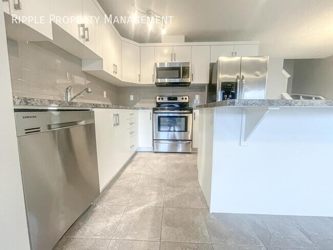 Building Photo - Great 3 bedroom 2.5 bathroom | End Unit Townhouse