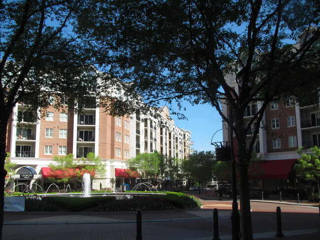 View of entrance fountain and building - 4620 Piedmont Row Dr