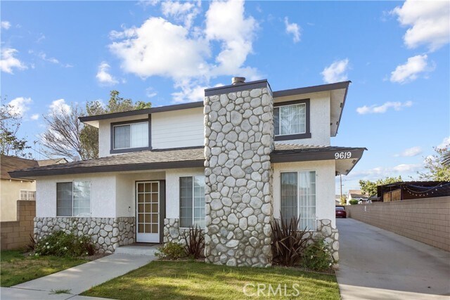 Foto principal - 9619 Olive St