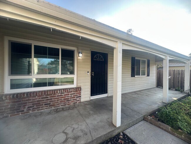 Foto del edificio - 3 Bedroom 2 Bathroom Home with Yard