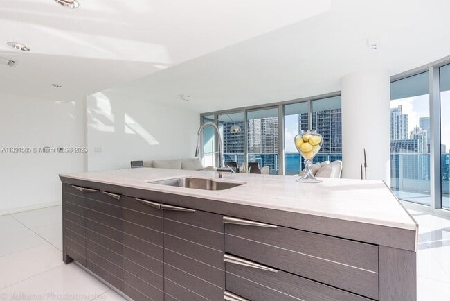 Building Photo - 200 Biscayne Blvd Way
