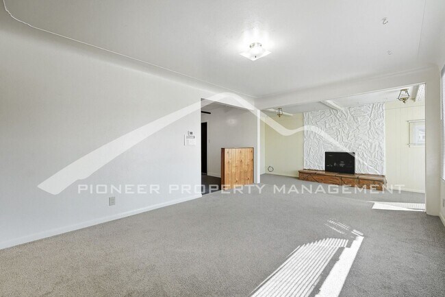 Building Photo - Charming Home with Central AC and Washer/D...