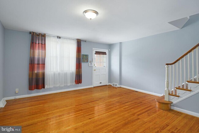 Building Photo - 619 Devereaux Ave
